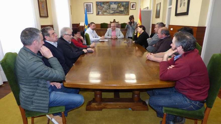 Reunión de diferentes colectivos de Allande con Adrián Barbón y José Antonio Mesa, ayer, en Pola de Allande.