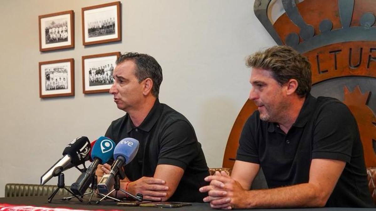 Por la izquierda, Jandro y Asier Goiria, durante su presentación como entrenador de la Cultural.