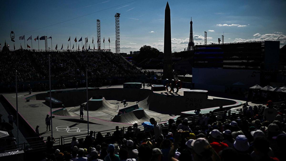 Los espectadores observan una atleta mientras compite en la final de skate femenino durante los Juegos Olímpicos de París 2024 en La Concorde