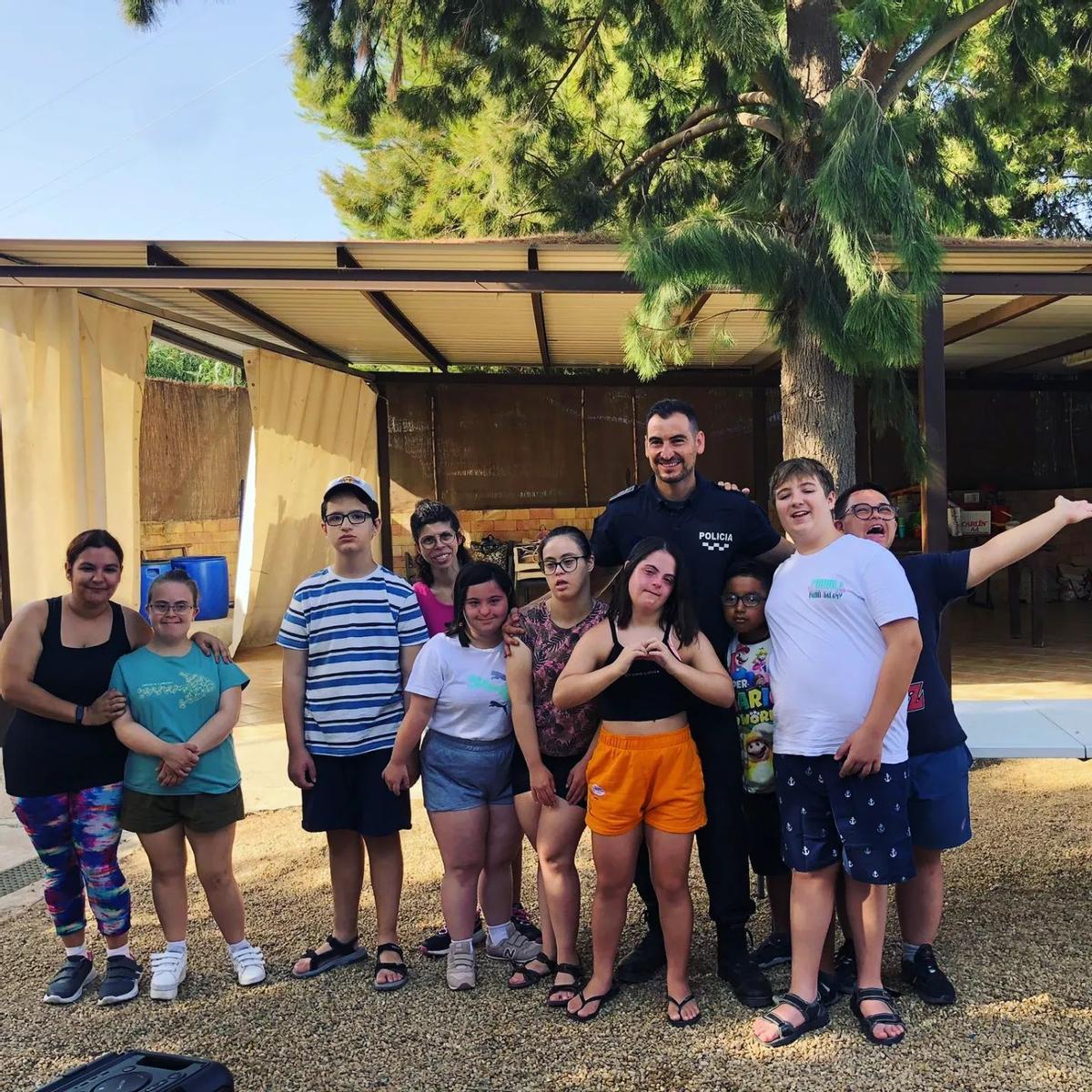 Algunos de los participantes de la escuela de verano durante una visita de la Policía Local.