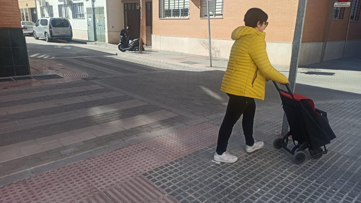 Una mujer transita por el paso sobreelevado de la calle Zagrilla de Lucena, que el Ayuntamiento va a eliminar.