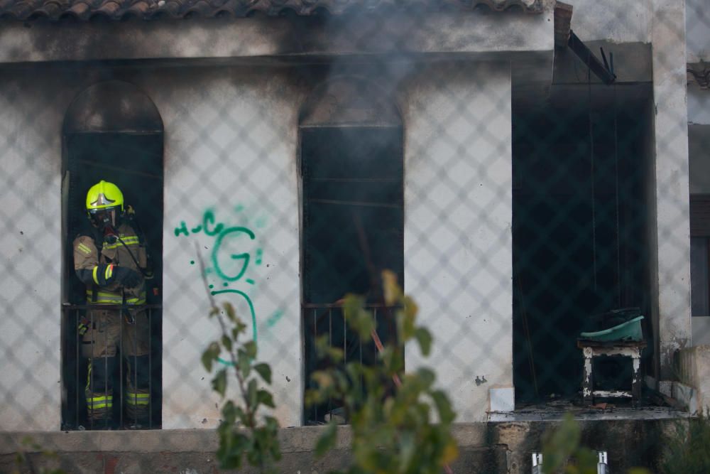 Incendio en un bungalow abandonado en urbanización Jardines de Las Huertas.