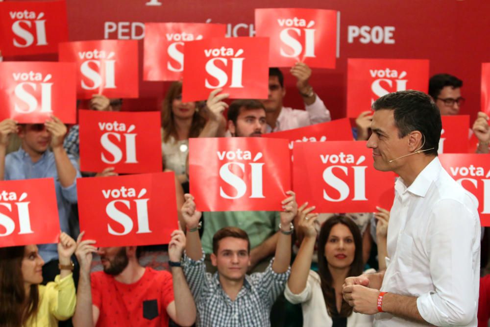 Pedro Sánchez concluye su jornada de campaña en Málaga con un mitin en la Facultad de Derecho de la universidad malagueña.