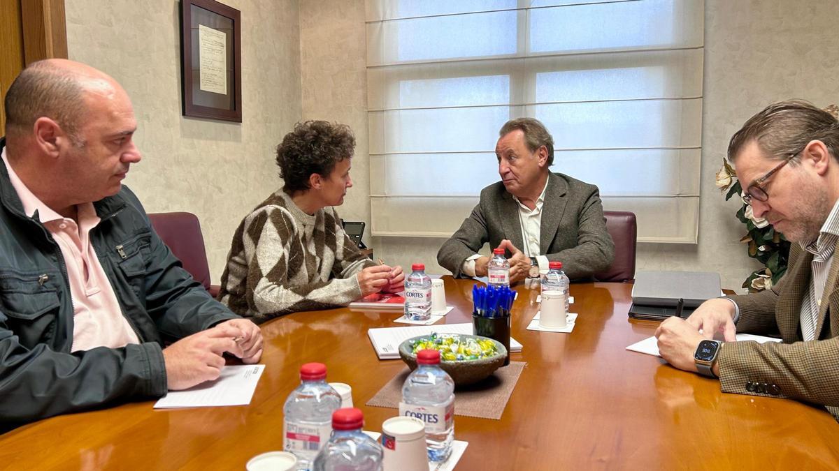 Imagen de archivo de una reunión de la alcaldesa de Onda con representantes de Ascer para conocer las necesidades del sector.