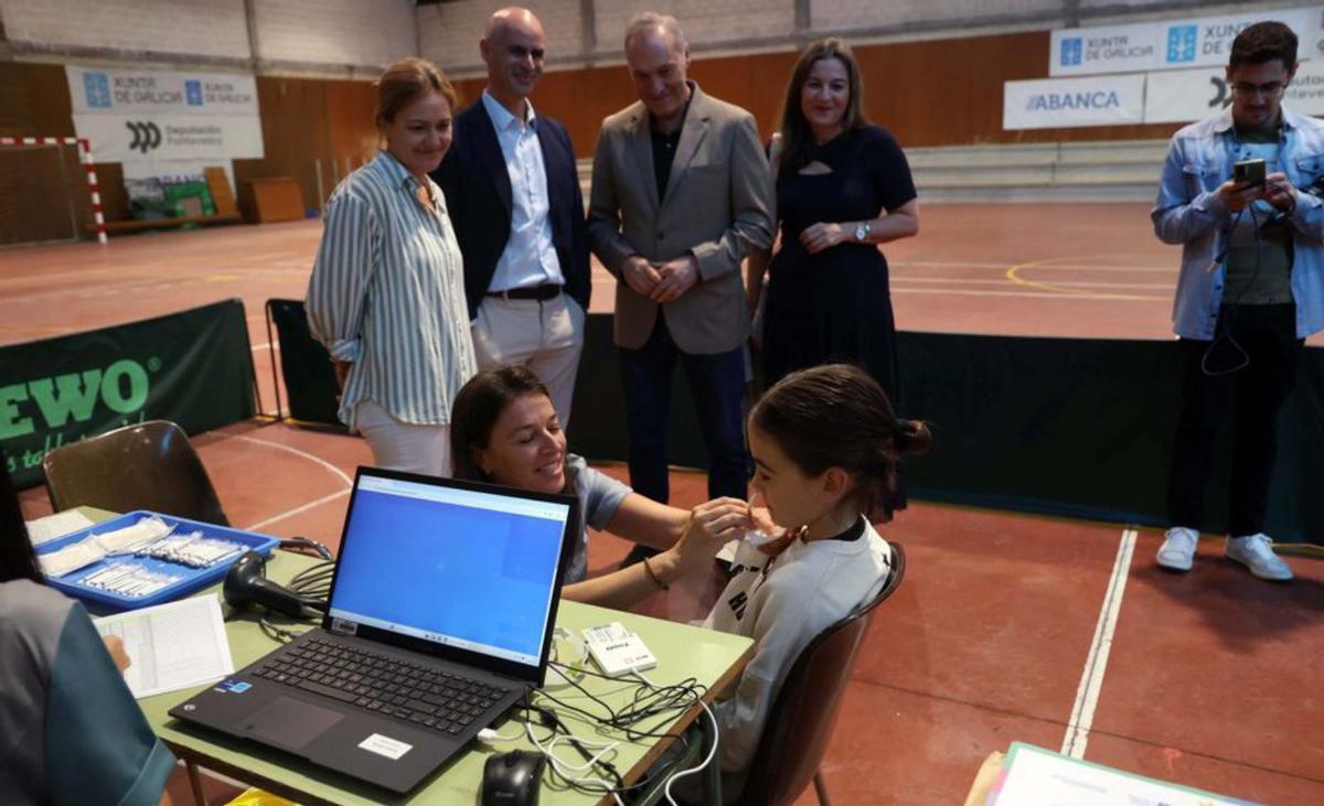 Los menores recibieron un diploma tras inmunizarse. |  Noé Parga