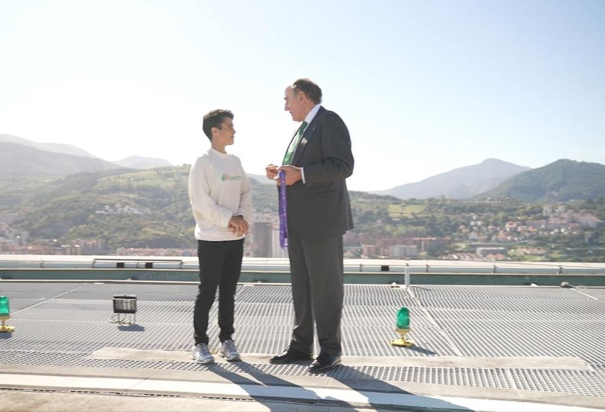 Ignacio Galán felicitó a la atleta granadina