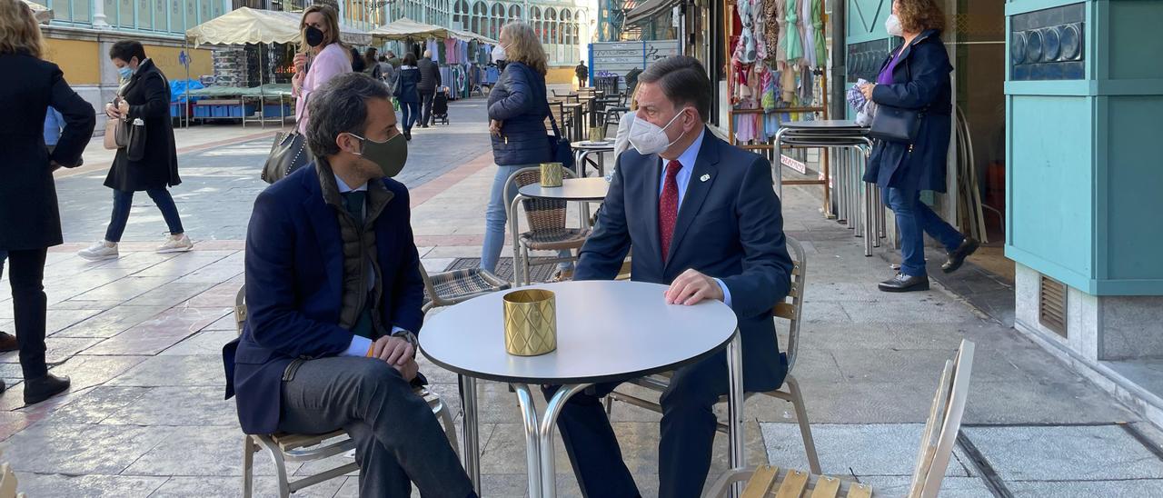 Nacho Cuesta y Alfredo Canteli en una terraza hostelera junto al Fontán.