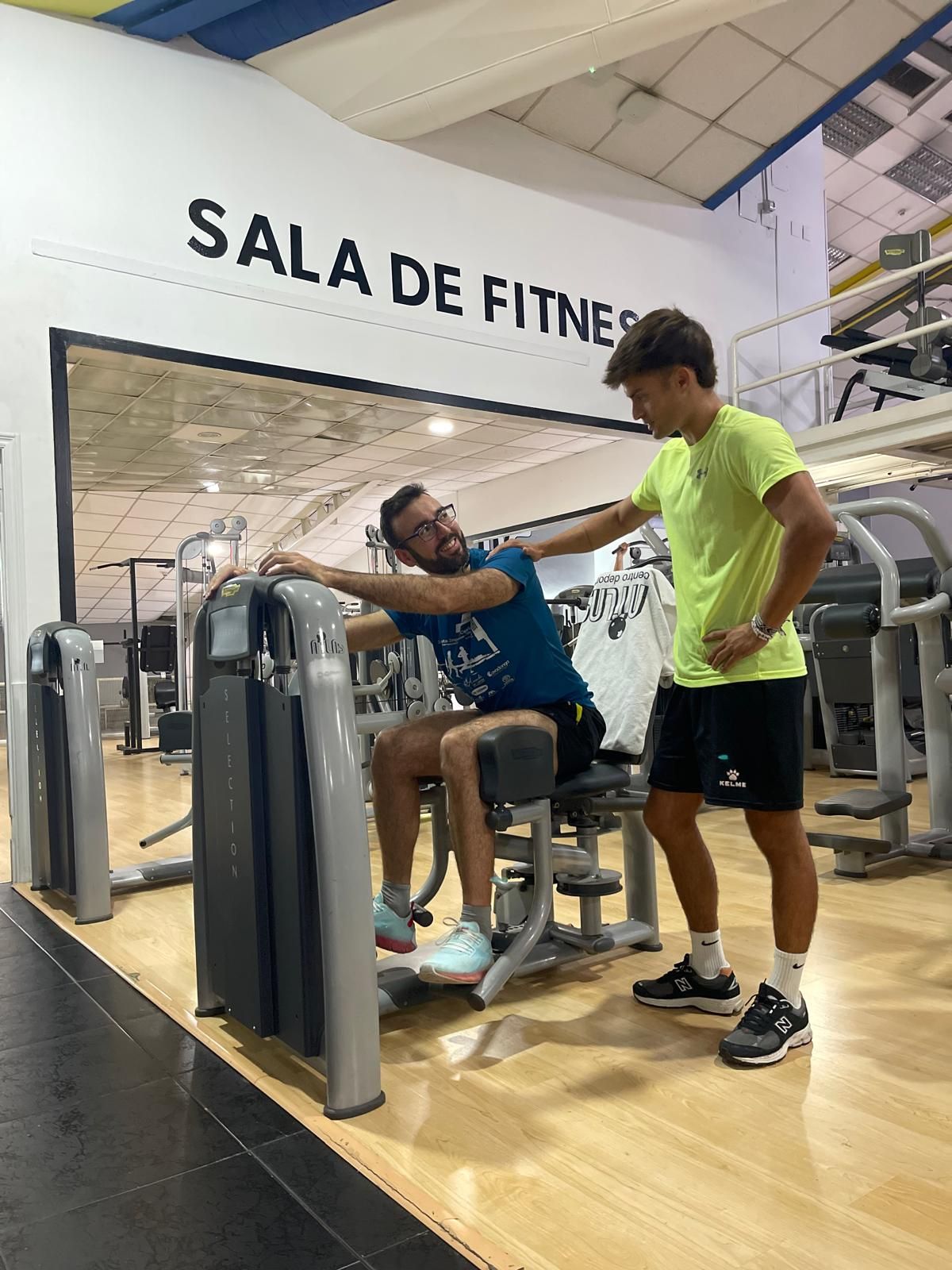 Dos usuarios en la sala de Fitness del Atlas.