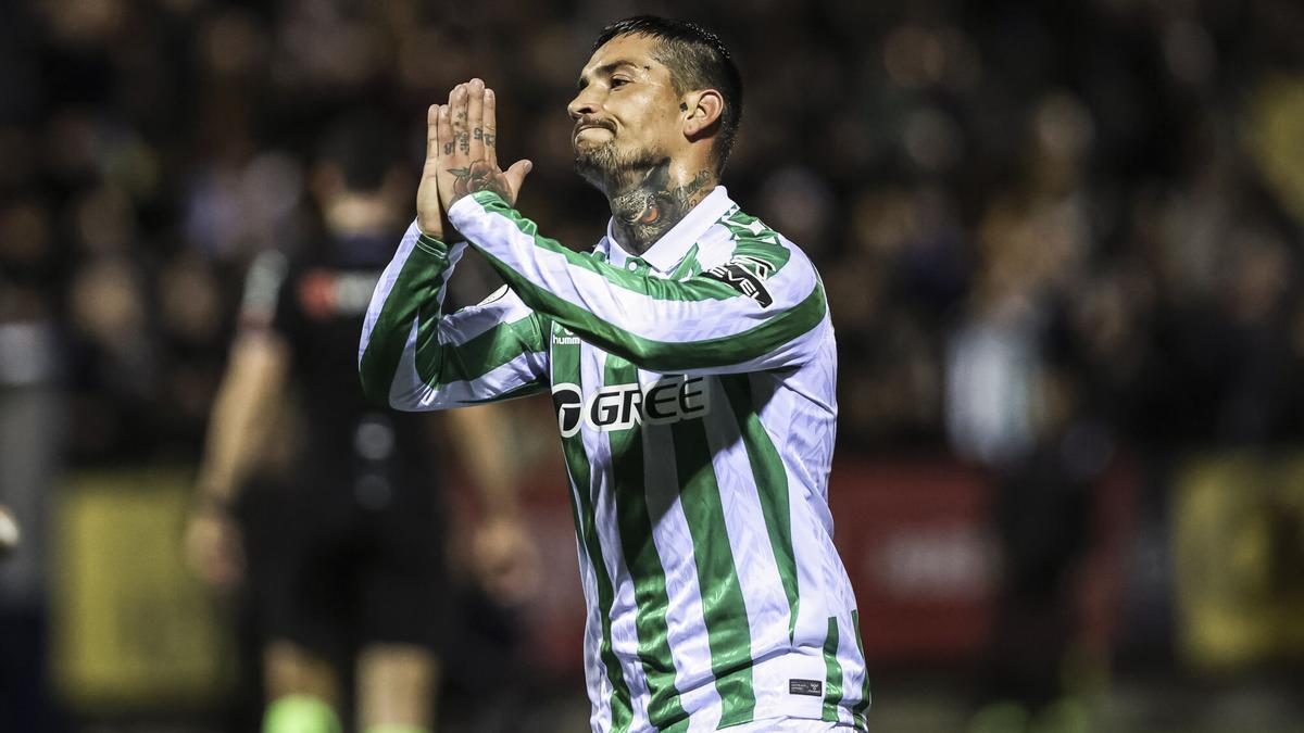 Chimy Ávila celebra el primer gol del Betis frente al Sant Andreu en la segunda ronda de la Copa del Rey en el Narcís Sala.