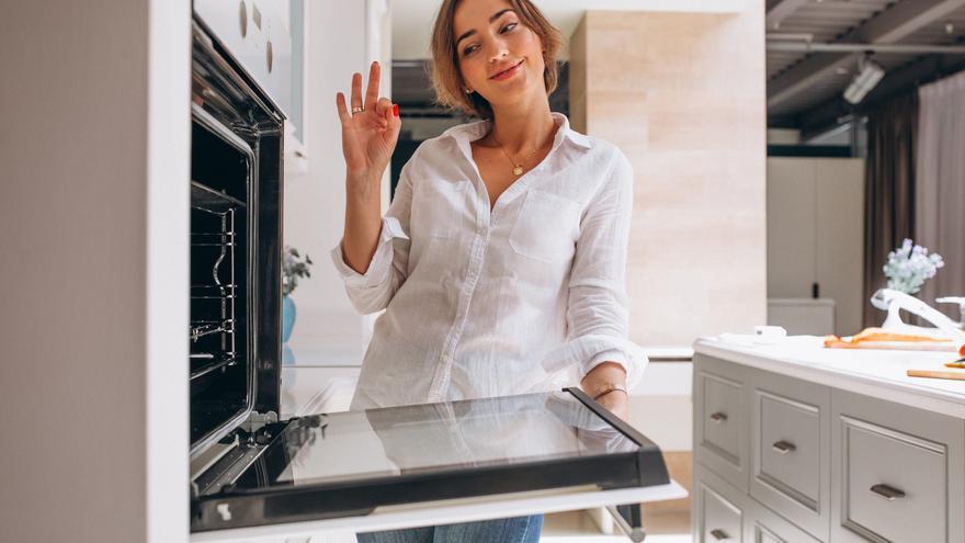 El mejor truco para no dejarte las uñas limpiando la grasa del horno