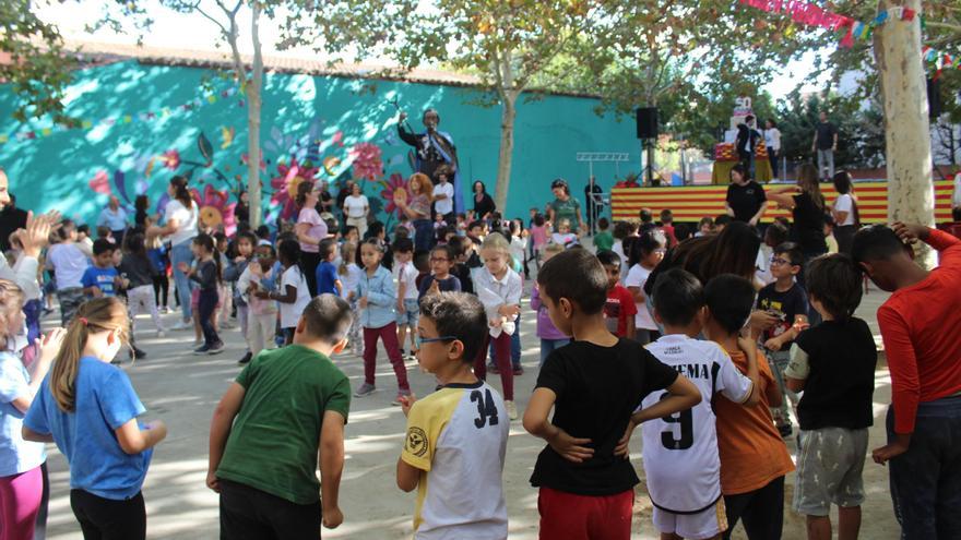 L&#039;escola Salvador Dalí de Figueres celebra 50 anys amb el gegant de l&#039;artista