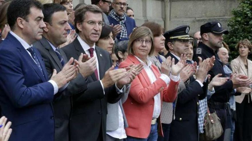 Concentración de repulsa contra las agresiones machistas  |  Decenas de personas se sumaron ayer a la concentración contra la violencia sexista convocada por la Plataforma Feminista y la Rede de Mulleres Contra Os Malos Tratos de Vigo, delante del MARCO. Por su parte, el Gobierno gallego con el presidente al frente guardó ayer un minuto de silencio en San Caetano como condena por el crimen machista de Silvina de Oliveira en Vigo. Alberto Núñez Feijóo manifestó que &quot;siempre se puede hacer algo más&quot; y animó a las víctimas a &quot;denunciar a cualquier persona, pareja o no, que no respete la dignidad&quot; de cualquier mujer. En el caso de Silvina había dos denuncias previas y su verdugo estaba pendiente de un juicio.