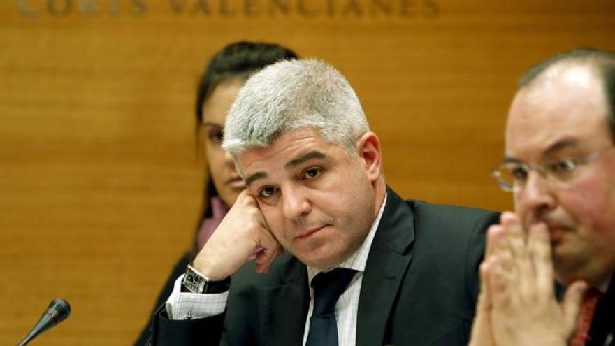 El director general de Radiotelevisión Valenciana, José López Jaraba, durante la comisión de control de la actuación de RTVV de Les Corts, donde se ha alterado el orden del día a petición del director general para incluir como primer punto en su comparecencia el asunto de la denuncia de tres periodistas de Canal 9 por acoso sexual contra Vicente Sanz.