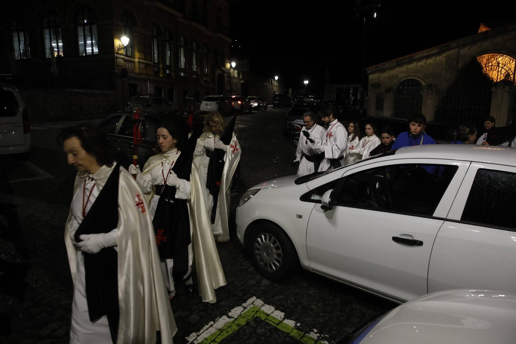 El mal tiempo obliga a suspender la procesión del Encuentro en Gijón