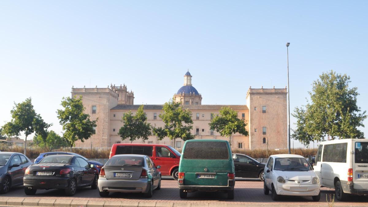 Coches frente al Monasterio de San Miguel de los Reyes.