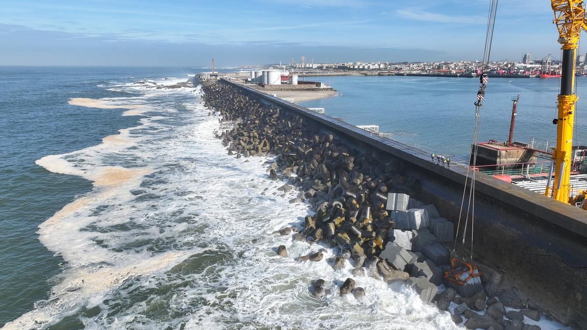 Trabajos de refuerzo del dique de abrigo del puerto de Leixões.