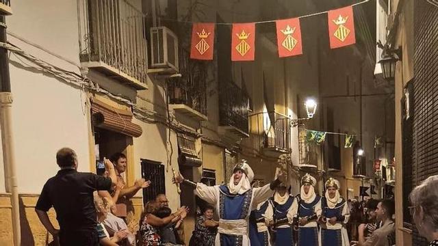 Desfile de Moros y Cristianos en el carrer Caputxins.