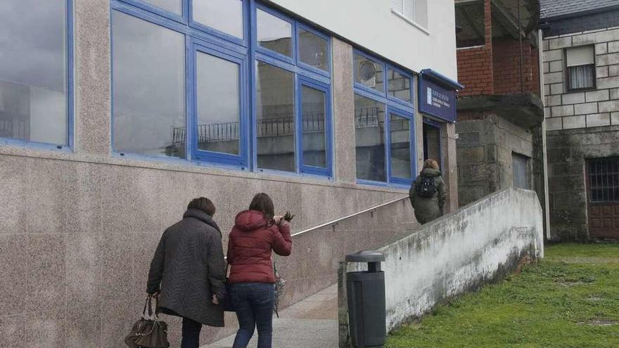 Varias vecinas accediendo a la Oficina de Emprego canguesa. // Santos Álvarez