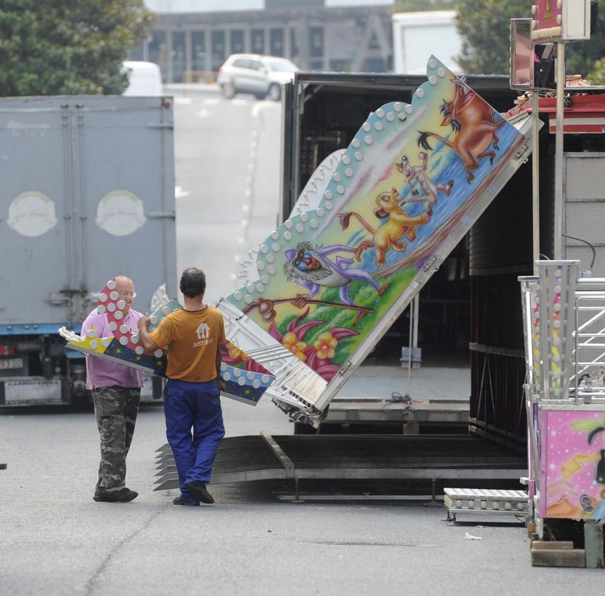 Trabajadores de las atracciones, ayer, tras conocerse el anuncio de su marcha. |   // BERNABÉ/JAVIER LALÍN