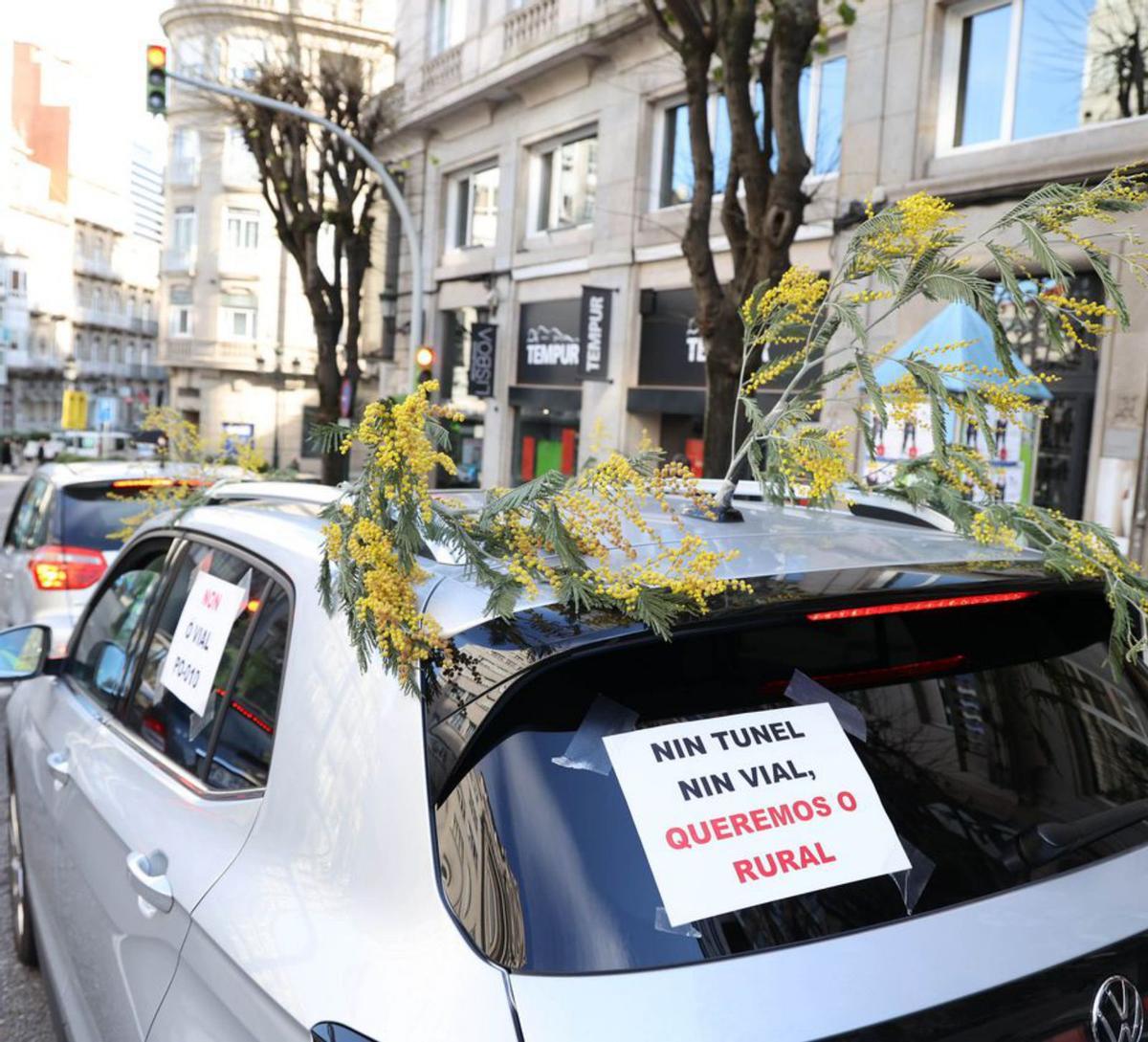 Sobre 200 coches toman el centro contra el nuevo vial  | ALBA VILLAR