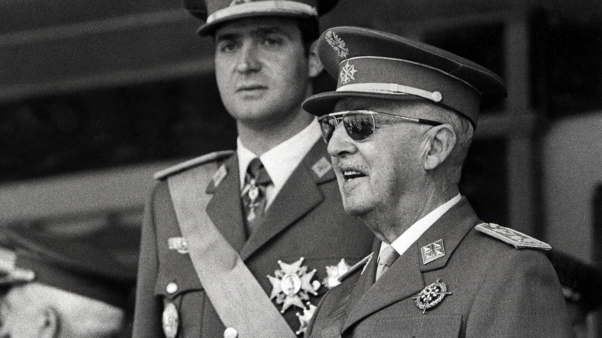 Juan Carlos, entonces príncipe, y el dictador Franco, en un desfile militar en junio de 1971.