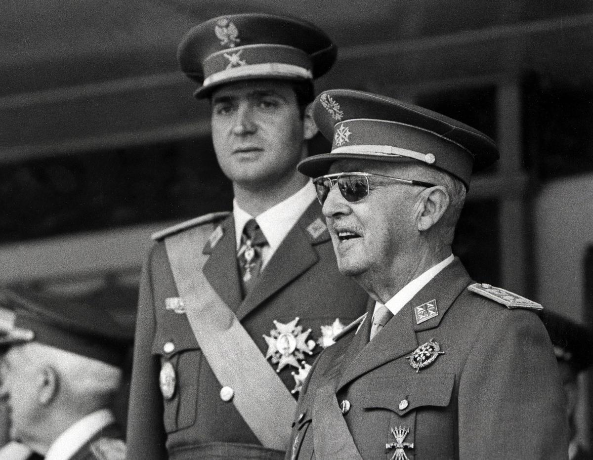 Juan Carlos, entonces príncipe, y el dictador Franco, en un desfile militar en junio de 1971.