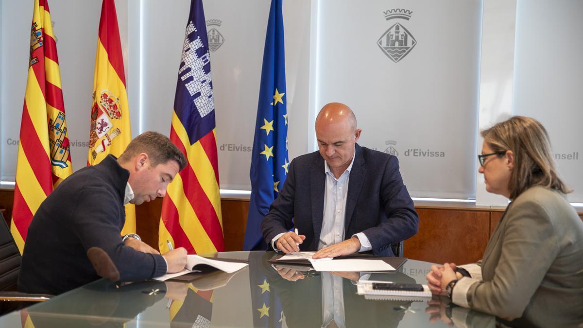 Firma de convenio.