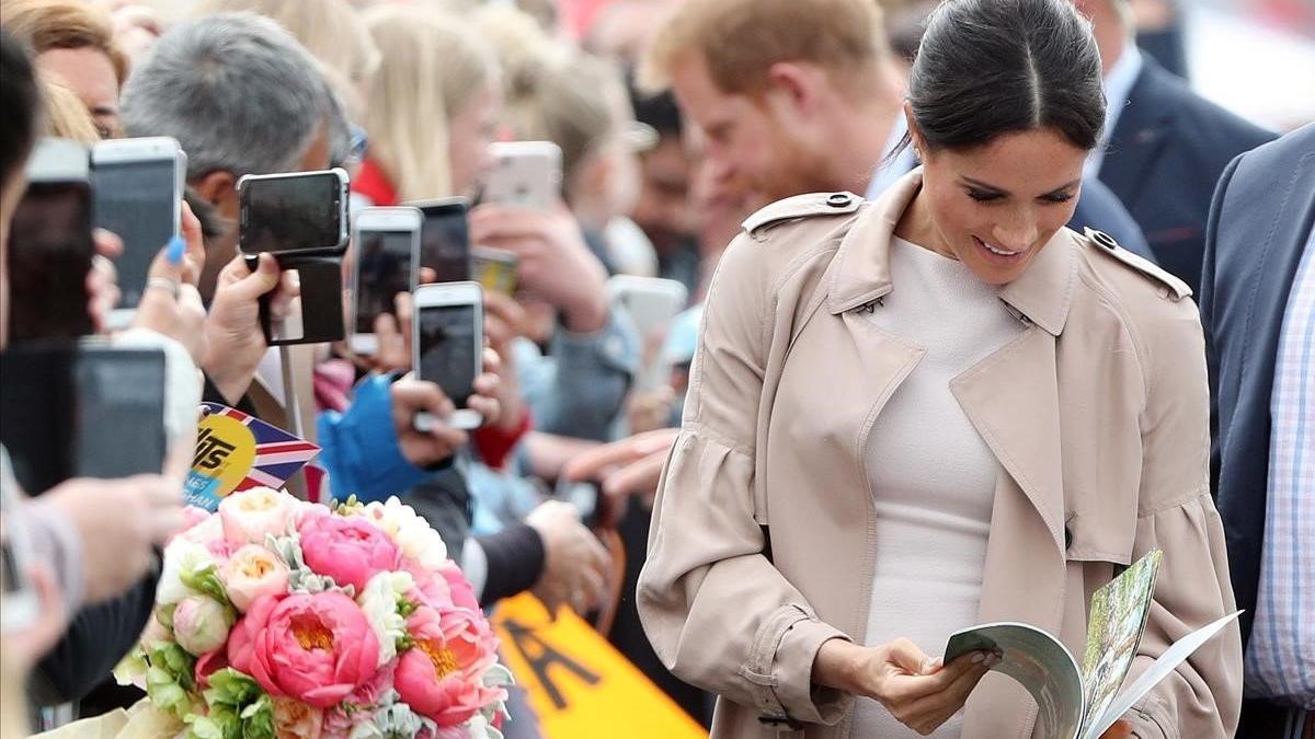 lmmarco45685560 britain s meghan  duchess of sussex looks at a gift during a181102140240