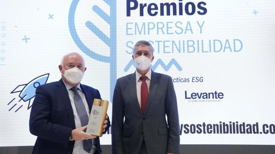 Los premiados, con el el subdirector general del Sabadell, F. Canós;  el conseller Climent, la vicepresidenta de la CEV, Eva Blasco; Samira Khodayar y Julio Monreal. | M.A. MONTESINOS