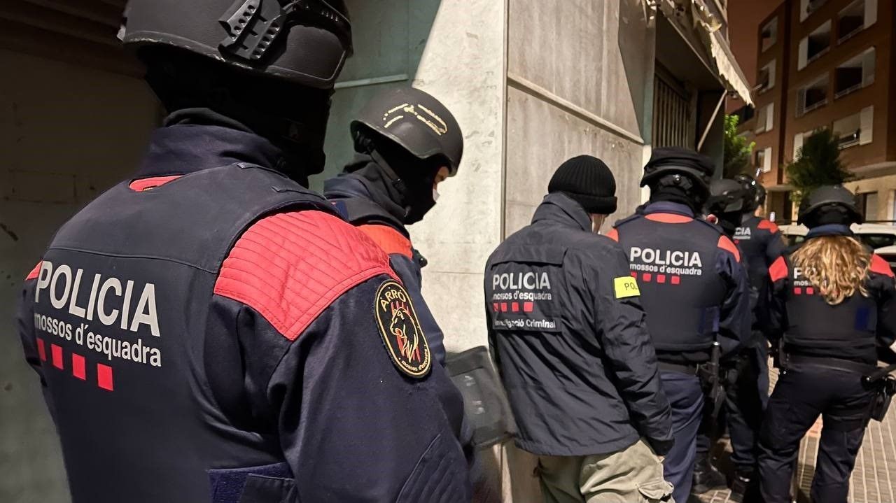 Fallece un hombre por una descarga de pistola Taser de los Mossos en  Badalona