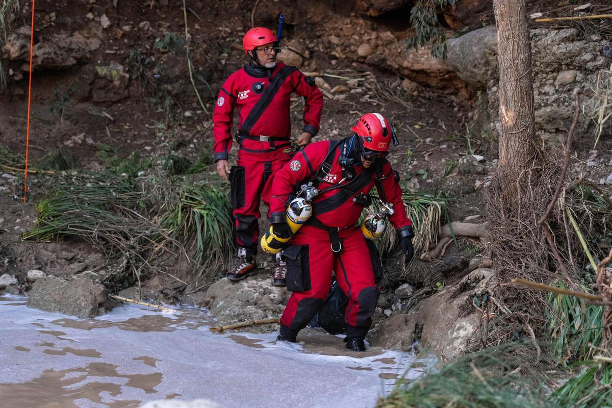 Los bomberos intensifican en Mediona la búsqueda del padre del menor hallado muerto
