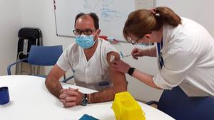 Sanitarios del Hospital Vall d’Hebron reciben la vacuna del covid-19.