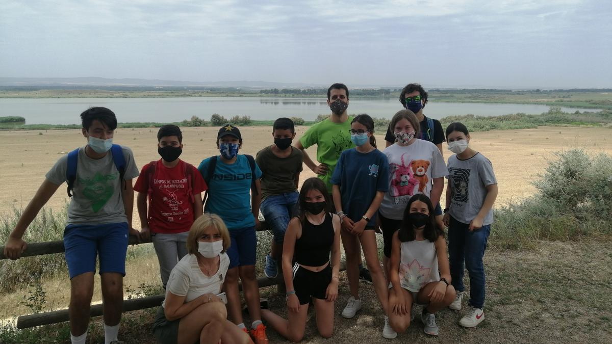 Los estudiantes de 1º de ESO del IES Monegros-Gaspar Lax con sus profesores en la laguna de Sariñena.