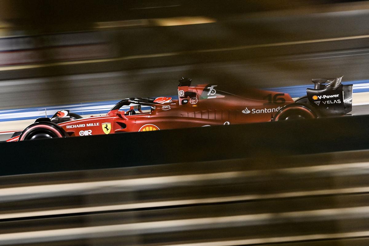 Charles Leclerc, en acción con su Ferrari, en el circuito de Sakhir