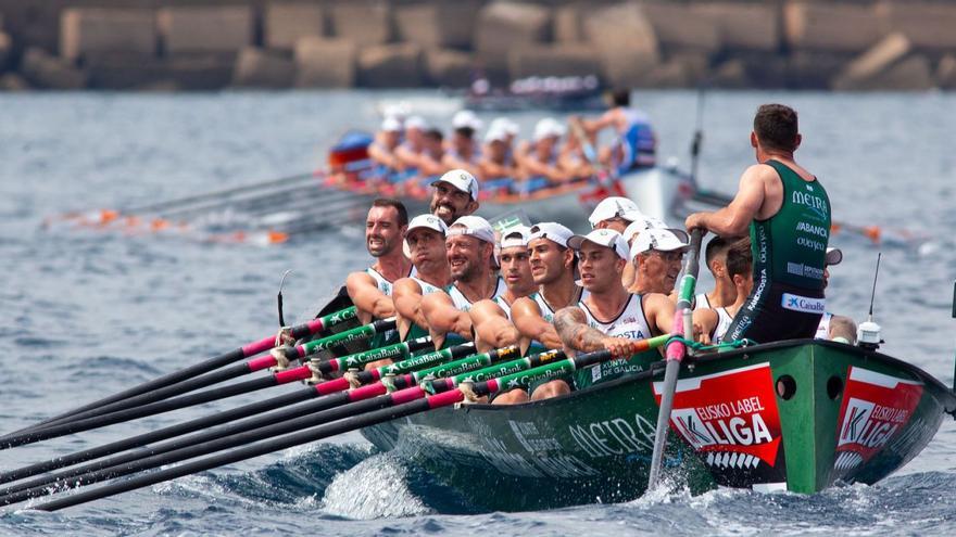 Trainera de Meira, en Castro-Urdiales, en la regata celebrada ayer. |  // AITOR ARRIZABALAGA/LIGA EUSKO LABEL