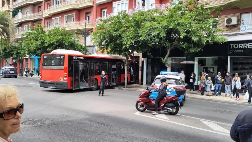 Un autobús urbano se estrella contra un portal en el centro de Zaragoza