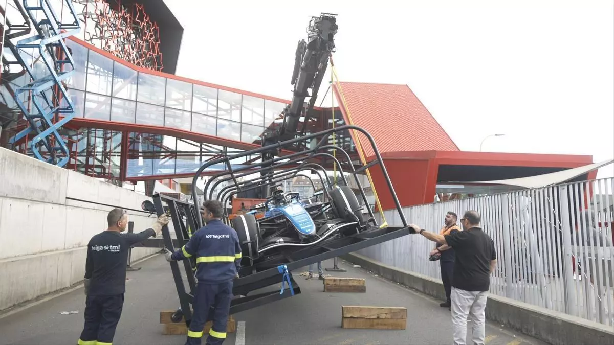 Así ha sido el espectacular operativo desmontando las cristaleras del Museo de Estrella Galicia para introducir una réplica del monoplaza Williams FW48 de Carlos Sainz en Fórmula 1
