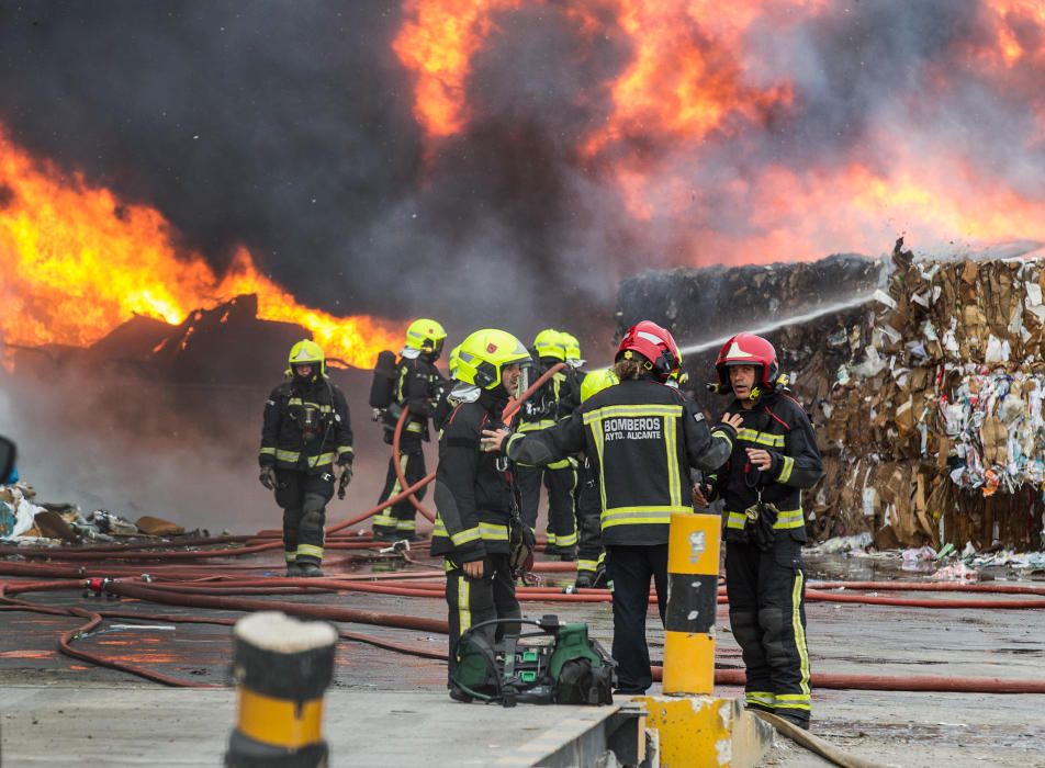 Más de una veintena de bomberos trabajaban anoche para sofocar el complicado incendio.