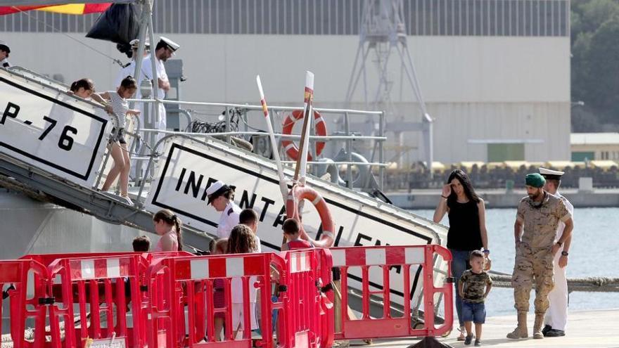 Puertas abiertas del buque Infanta Elena y exposiciones por el Día de las FF AA en Cartagena