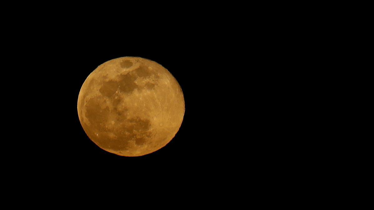 Vuelve la "superluna roja" para recordar el valor de la exploración espacial