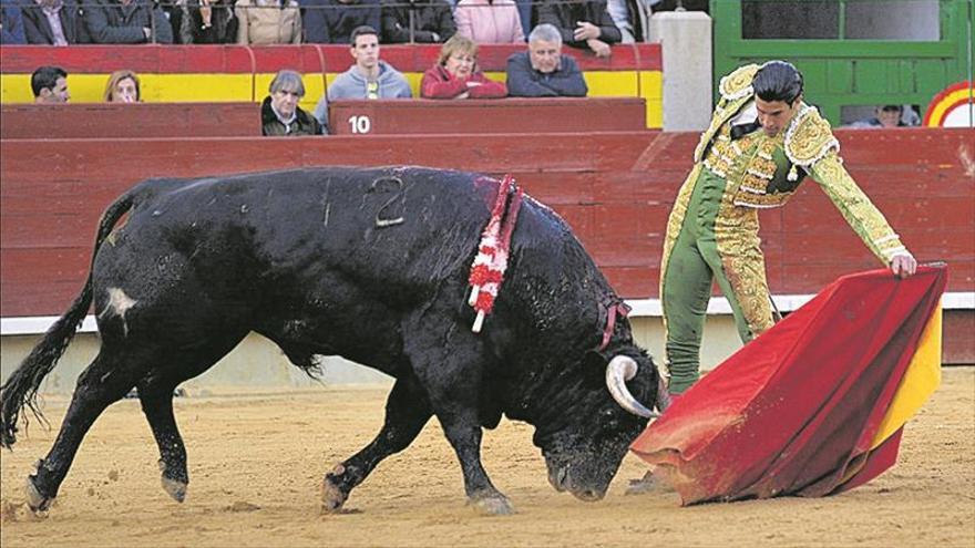 Oreja para El Cid en tarde desangelada y a media luz