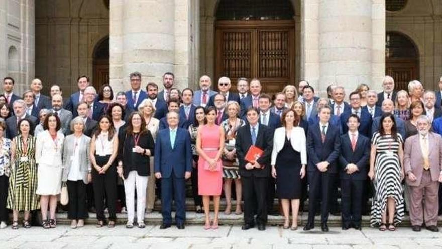 La Reina, con los directores del Instituto Cervantes. // Europa Press