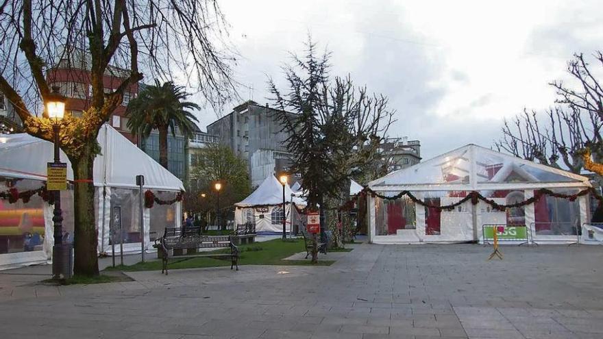 Las carpas de la Alameda permanecieron ayer cerradas por la alerta naranja meteorológica.  // S.A.