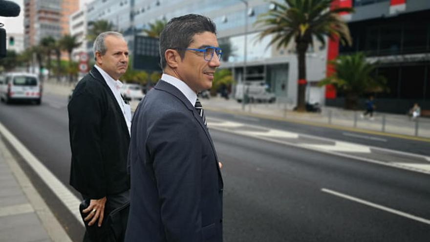 En primer término, el abogado José Luis Gutiérrez junto a su patrocinado, José Luis Roca Gironés, a la salida de los juzgados, ayer.