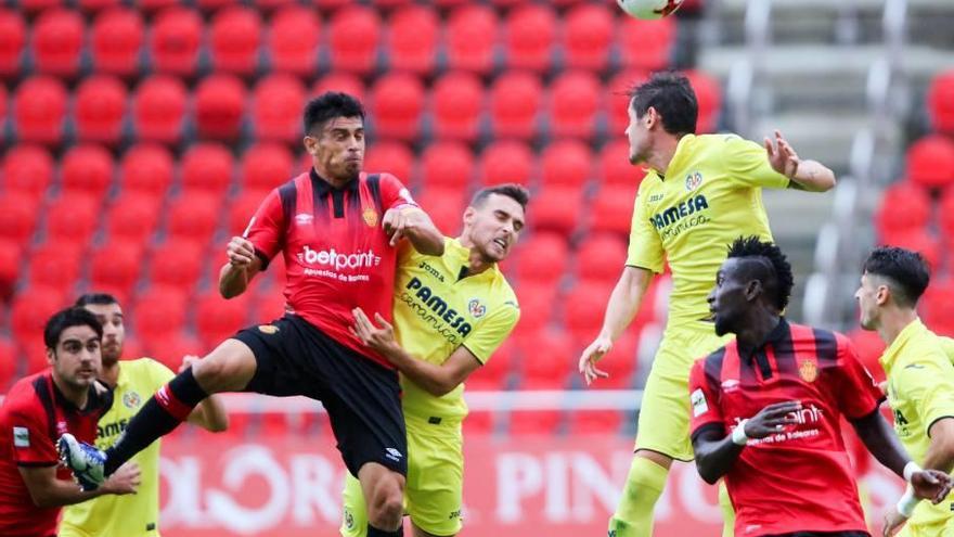 Xisco Campos disputa el balón por alto ante jugadores del Villarreal B, el domingo.