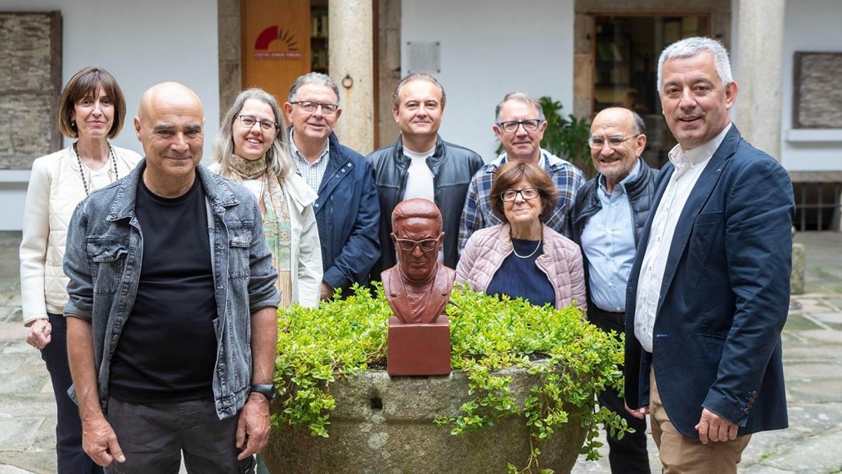 Descubren un busto en honor al intelectual Ramón Piñeiro en Santiago de Compostela