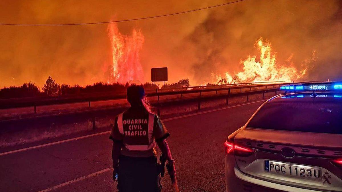 Efectivos de la Guardia Civil en la A-52 en Ourense