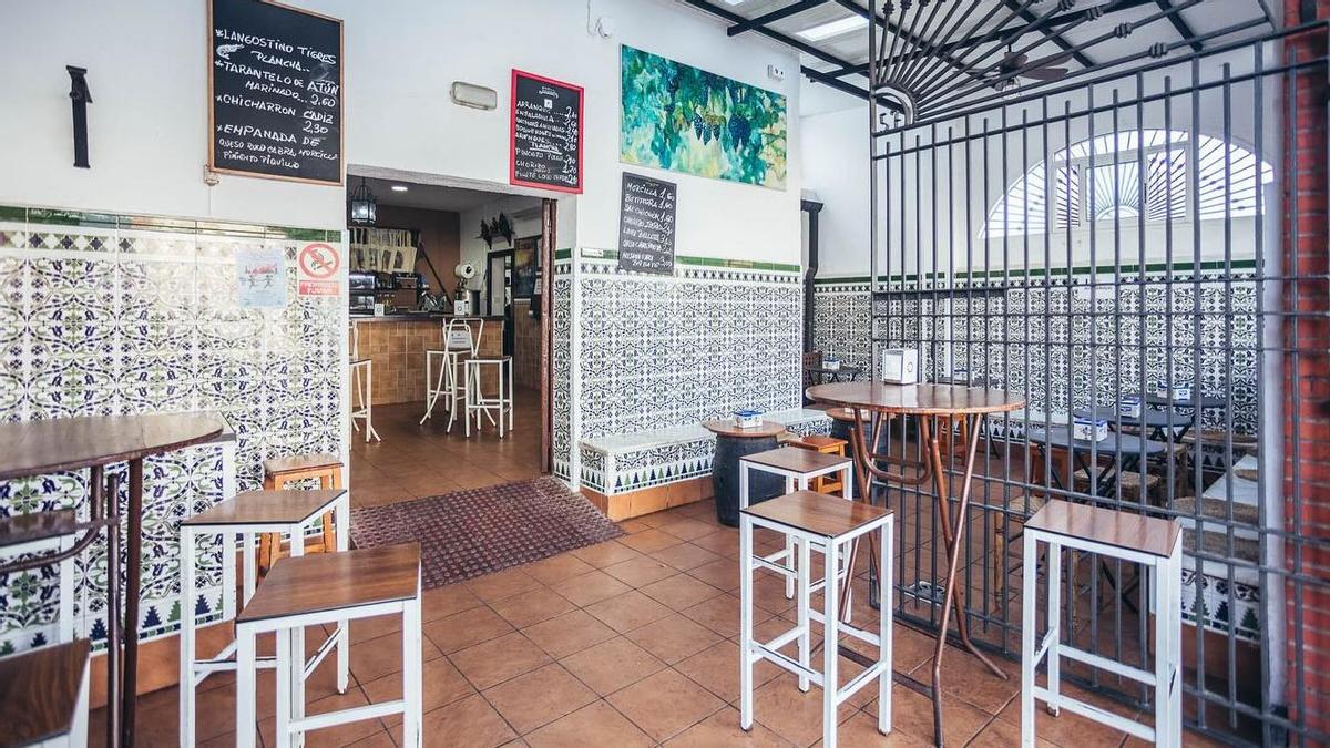 Así es 'Bodegas El Gato', la taberna "de toda la vida" de Cádiz con tapas caseras a 1,50 euros: casi 70 años con los mejores vinos a granel