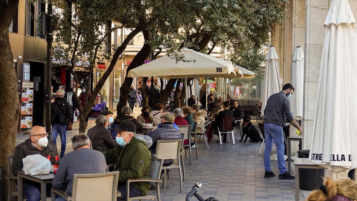 Imagen de la Plaza Santa Clara de Castelló durante la pandemia del coronavirus.