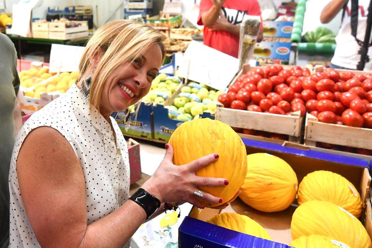 Giorgia Meloni hace campaña en Sicilia